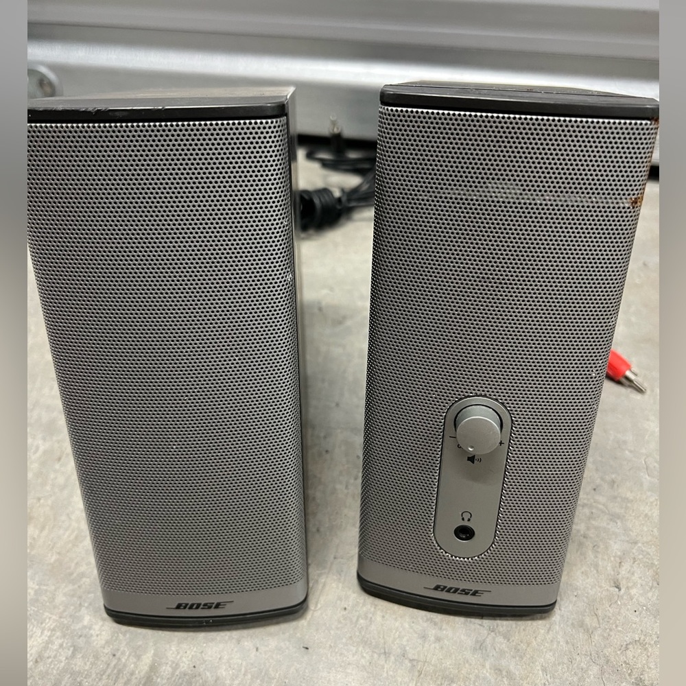 Two Bose speaker working good, god option for the laptop or desktop